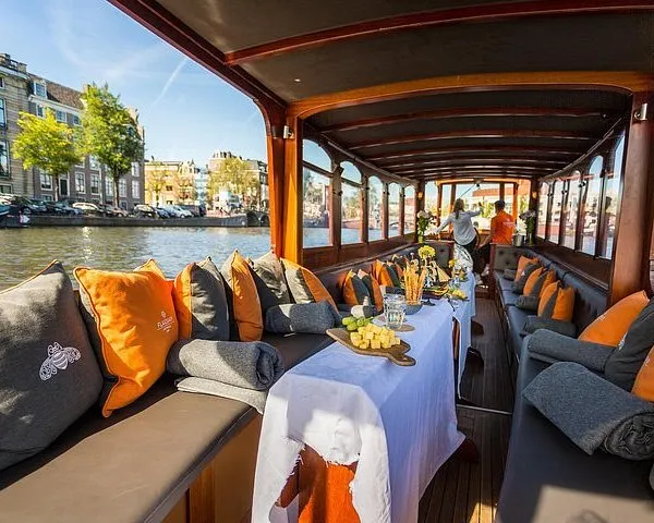 Amsterdam Classic Boat Cruise with Live Guide, Drinks and Cheese